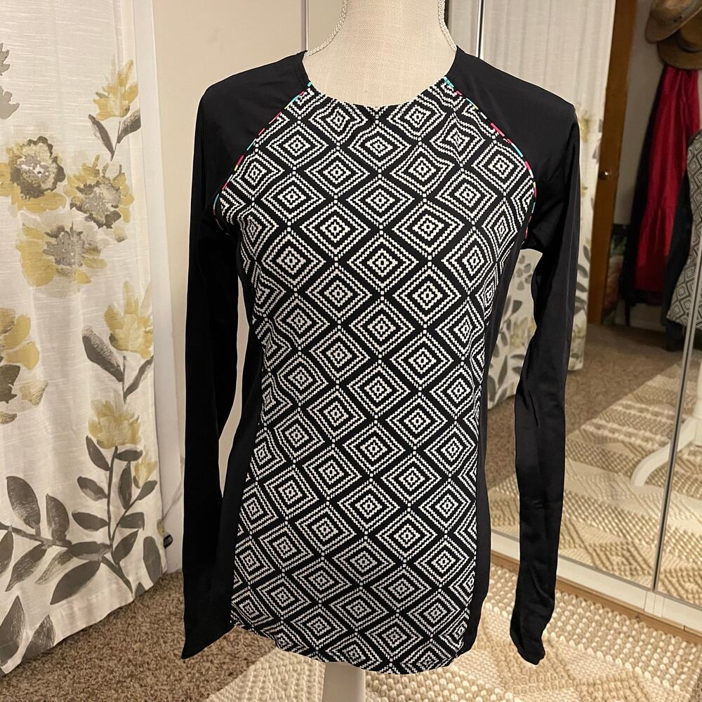 Title 9 Women’s Rash Guard Size L
Black White Geometrical Like New Form Fitting